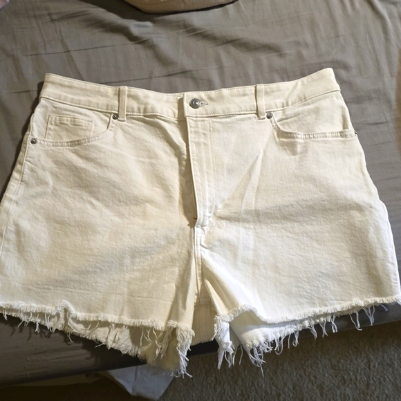 🆕️ sz 16 white shorts - Picture 1 of 4